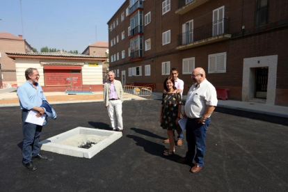 El concejal de Urbanismo, Manuel Saravia (I), visita la urbanización de varias calles de Valladolid.-ICAL