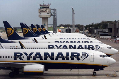 Aviones de Ryanair alineados en un aeropuerto.-Foto: DAVID APARICIO / CLICK ART FOTO