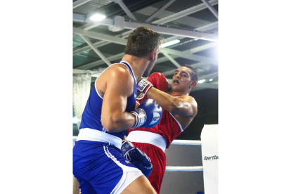 Ayoub Ghadfa Drissi golpea a su rival durante el combate de cuartos de final.-MARIANO GONZÁLEZ