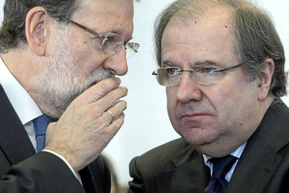 El presidente del Gobierno, Mariano Rajoy, conversa junto al presidente de la Junta, Juan Vicente Herrera-Ical