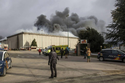 La columna de humo generada por el incendio en la fábrica de Campofrío se observa desde kilómetros de distancia-Israel L. Murillo