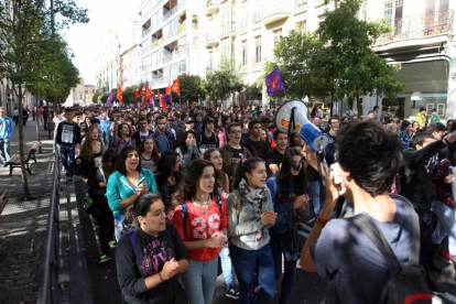 Colectivos estudiantiles celebran una manifestación contra los recortes en Educación por las calles del centro de Valladolid-Ical