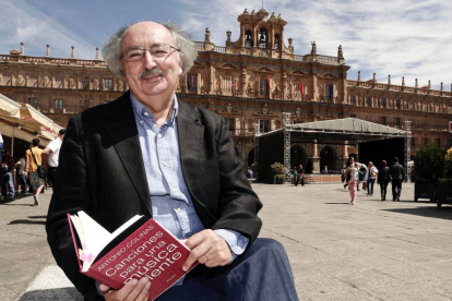 El poeta Antonio Colinas presenta en la Feria del Libro de Salamanca su último libro, 'Canciones para una música silente'-Ical