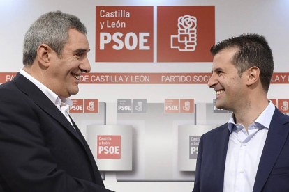 Los candidatos a la Secretaría General del PSOE de Castilla y León, Luis Tudanca (d) y Julio Villarrubia (i)-Efe