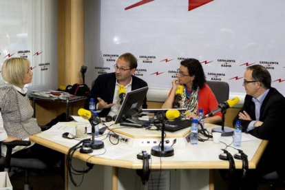Joan Herrera, Marta Rovira y Jordi Turull, en un programa de Catalunya Ràdio.-EL PERIÓDICO