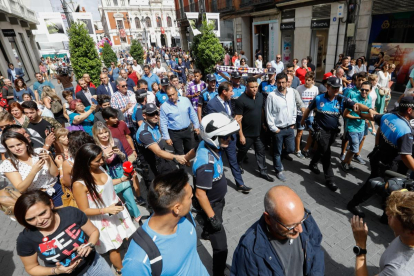 Ronaldo Nazário pasea por las calles de Valladolid rodeado de gente.