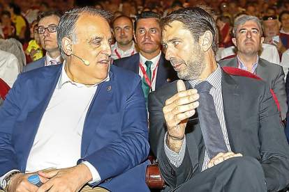 Javier Tebas y Carlos Suárez charlan durante el Congreso Nacional de Peñas de Fútbol celebrado ayer en el Calderón.-J.M. LOSTAU