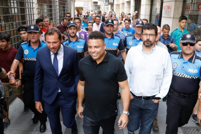 Ronaldo Nazário pasea por las calles de Valladolid rodeado de gente.