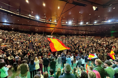Bandera de España de 30 metros y 35 kilos que se utilizó en una asamblea de Vox en Madrid. -MARVEGADIEZ