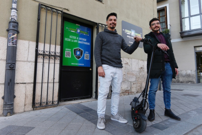 Álvaro y Roberto, en el nuevo aparcamiento para patinentes PHOTOGENIC.