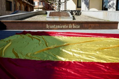 Bandera de España de 30 metros y 35 kilos que acompañó a Mariano Veganzones en Íscar. -MARVEGADIEZ