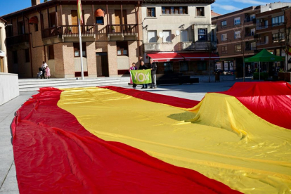 Bandera de España de 30 metros y 35 kilos que acompañó a Mariano Veganzones en Íscar. -MARVEGADIEZ