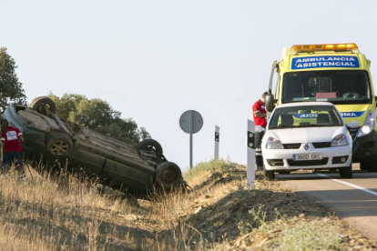 Un accidente con un herido se ha producido en la SA-205 entre las localidades de Vecinos y Cortos de la Sierra, por la salida de vía de un vehículo.-ICAL