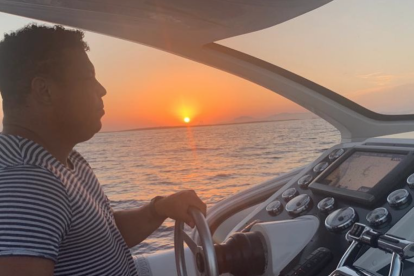 Ronaldo conduce un barco en Ibiza. / INSTAGRAM