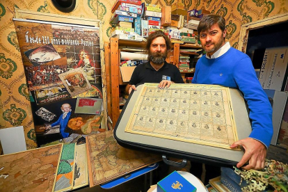 Fernando y Alfonso Álvarez-Ossorio muestran su puzle más antiguo, de 1788.-PABLO REQUEJO