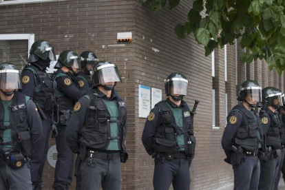 Un grupo de guardias civiles custodian, el domingo, la puerta de un CAP de Sant Andreu de la Barca que fue un punto de votación del referéndum.-ALBERT BERTRAN