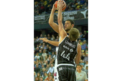 El jugador del Bilbao Basket, Lammers, tapona a Hayes en el partido de ayer.-PHOTO-DEPORTE