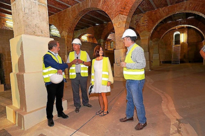 La concejala, María Sánchez,, el concejal, Manuel Saravia, y el gerente de Aquavall, Pedro Arroyo, durante la visita a las instalaciones-E. M.