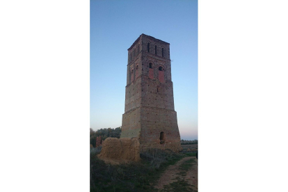 16 de noviembre de 2014. Torre mudéjar de la iglesia de San Cipriano en el despoblado de Villacreces, Santervás de Campos. HISPANIA NOSTRA