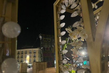 Instalación en la noche de este sábado de las luces y el decorado navideño en la plaza de Portugalete de Valladolid. -E.M.