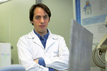 El investigador Santiago Muñoz en las instalaciones de la Facultad de Ciencias de Valladolid.-PHOTOGENIC / MIGUEL ÁNGEL SANTOS