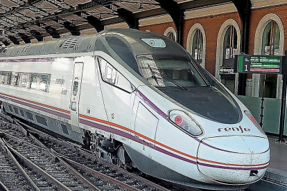 El Avant con destino Madrid durante una parada en la estación de Valladolid.