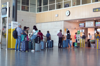 Viajeros en el aeropuerto de Villanubla en Valladolid.- ICAL