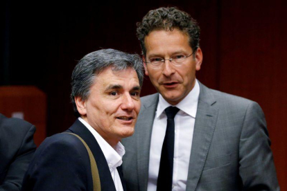 El ministro de Economía griego, Euclid Tsakalotos, y el presidente del Eurogrupo, el holandés Jeroen Dijsselbloem (a la derecha).-FRANÇOIS LENOIR / REUTERS