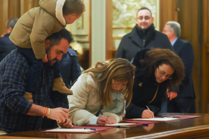 El Ayuntamiento de Valladolid abre sus puertas con varios libros de condolencias por la muerte de Concha Velasco. -PHOTOGENIC