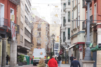 Instalación de las luces y el decorado navideño en la calle Santiago de Valladolid. -PHOTOGENIC.