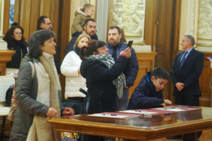 El Ayuntamiento de Valladolid abre sus puertas con varios libros de condolencias por la muerte de Concha Velasco. -PHOTOGENIC