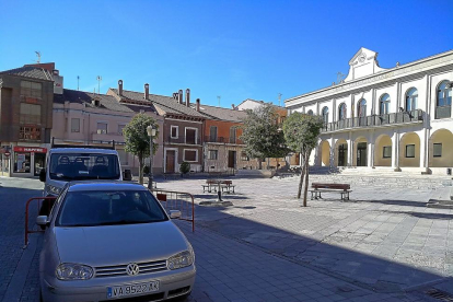 Aspecto actual de la Plaza Mayor de Íscar, que quieren renovar con Planes Provinciales y recursos municipales.-A.Í.