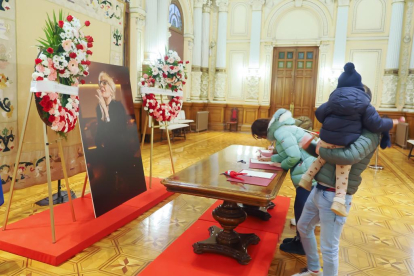 El Ayuntamiento de Valladolid abre sus puertas con varios libros de condolencias por la muerte de Concha Velasco. -PHOTOGENIC