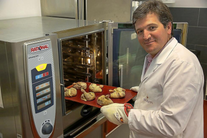 Alfonso Jiménez introduce en el horno uno de los productos fabricados por Cascajares en Dueñas (Palencia).-MANUEL BRÁGIMO
