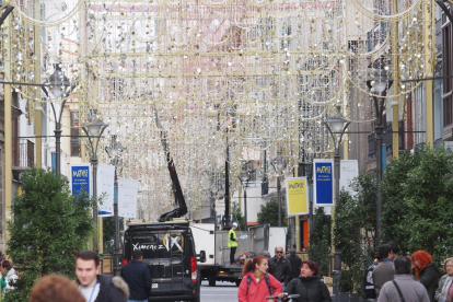 Instalación de las luces y el decorado navideño en la calle Santiago de Valladolid. -PHOTOGENIC.