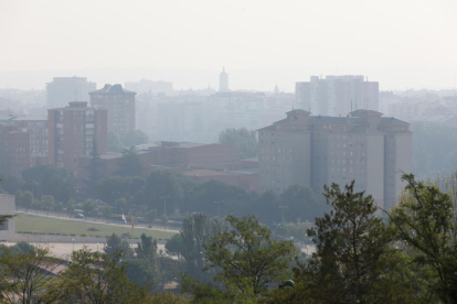 Valladolid bajo el manto de humo por los incendios. J. M. LOSTAU