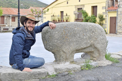 El arqueólogo Juan Pablo López, junto a uno de los verracos de la Plaza de Villatoro, localidad abulense célebre por sus restos arqueológicos de la Edad del Hierro.-ARGICOMUNICACIÓN