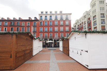 Instalación de las luces y el decorado navideño en la Plaza Mayor de Valladolid. -PHOTOGENIC.