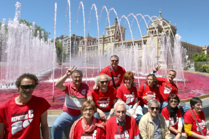 La Plataforma de Afectados por la Hepatitis C de Valladolid celebrando un "Teñido de las Fuentes de Color Rojo", con motivo de su agenda de actividades por el Día Internacional de Lucha contra esta enfermedad-ICAL