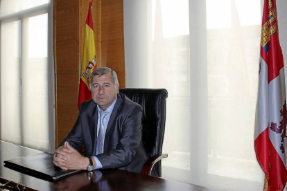 El alcalde de Íscar, Luis María Martín, en su despacho del Ayuntamiento.-El Mundo