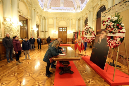 El Ayuntamiento de Valladolid abre sus puertas con varios libros de condolencias por la muerte de Concha Velasco. -ICAL