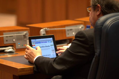 El presidente de la Junta, Juan Vicente Herrera, observa en su dispositivo electrónico la noticia de la dimisión del ministro de Justicia, Alberto Ruiz-Gallardón-Ical