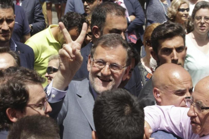 El líder del PP, Mariano Rajoy, este viernes en un paseo electoral por Salamanca.-EFE/J.M. García