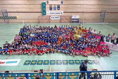 Los participantes en el día delMinivoley posan en el polideportivo del colegio Nuestra Señora de Lourdes.-MARIANOGONZÁLEZ