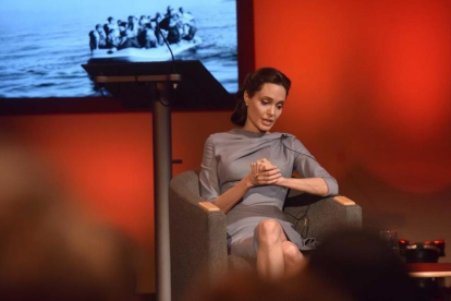 Angelina Jolie durante su intervención en Londres como enviada especial del ACNUR.-AP / JEFF OVERS