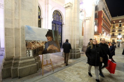 El Ayuntamiento de Valladolid abre sus puertas con varios libros de condolencias por la muerte de Concha Velasco. -ICAL