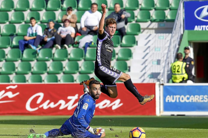 Drazic y Juan Carlos observan la trayectoria del balón, que salió fuera, en la mejor ocasión del Valladolid en el Martínez Valero.-ARABA PRESS
