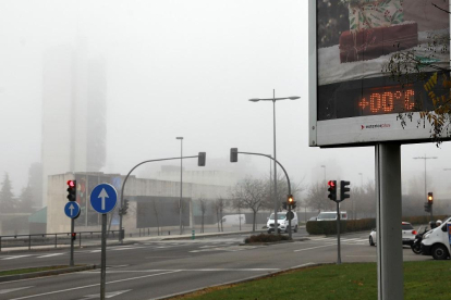 La avenida de Salamanca ayer a primera hora de la mañana envuelta en niebla y bajas temperaturas.-J.M. LOSTAU