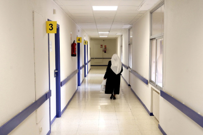 Religiosa en los pasillos del Hospital Clínico Rondilla.- ICAL