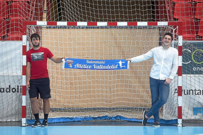 Manu García (i) y Gastón Mouriño posan en una portería de Huerta del Rey con la bufanda del Atlético Valladolid.-J.C. CASTILLO
